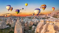 Cappadocia Turki, orang lebih mengenal Cappadocia dari balon-balon raksasanya. Tapi di sini ada gua-gua dan kota bawah tanah dari zaman perunggu yang kemudian sempat ditempati penduduk Kristen. Kota ini terdiri dari banyak lorong dan gua yang digunakan untuk berbagai keperluan. Situs ini terletak sekitar 60 meter di bawah tanah, yang dapat menampung hingga 20.000 orang termasuk ternak dan stok makanan. Foto: Getty Images/iStockphoto/Carmian