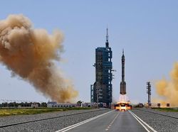 Momen Tiga Astronot Shenzhou XIV Menuju Stasiun Luar Angkasa