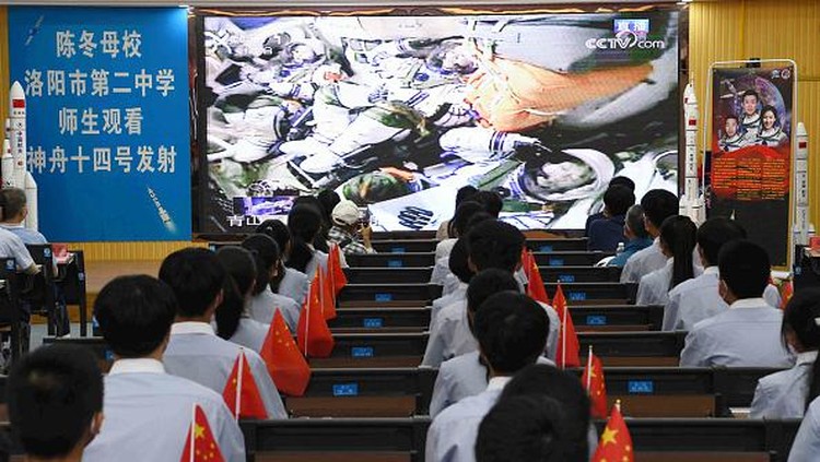 China Luncurkan 3 Astronot untuk Bangun Stasiun Luar Angkasa JIUQUAN, CHINA - JUNE 05: (L - R) Astronauts Cai Xuzhe, Liu Yang and Chen Dong of the Shenzhou XIV manned space mission attend a see-off ceremony at the Jiuquan Satellite Launch Center on June 5, 2022 in Jiuquan, Gansu Province of China. (Photo by VCG/VCG via Getty Images)