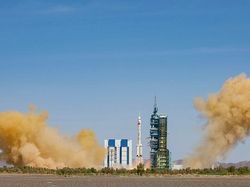 Momen Tiga Astronot Shenzhou XIV Menuju Stasiun Luar Angkasa