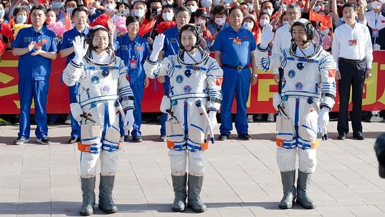 JIUQUAN, CHINA - JUNE 05: (L - R) Astronauts Cai Xuzhe, Liu Yang and Chen Dong of the Shenzhou XIV manned space mission attend a see-off ceremony at the Jiuquan Satellite Launch Center on June 5, 2022 in Jiuquan, Gansu Province of China. (Photo by VCG/VCG via Getty Images)