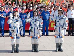 Momen Tiga Astronot Shenzhou XIV Menuju Stasiun Luar Angkasa