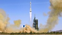 JIUQUAN, CHINA - JUNE 05: (L - R) Astronauts Cai Xuzhe, Liu Yang and Chen Dong of the Shenzhou XIV manned space mission attend a see-off ceremony at the Jiuquan Satellite Launch Center on June 5, 2022 in Jiuquan, Gansu Province of China. (Photo by VCG/VCG via Getty Images)
