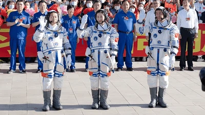 Momen Tiga Astronot Shenzhou XIV Menuju Stasiun Luar Angkasa