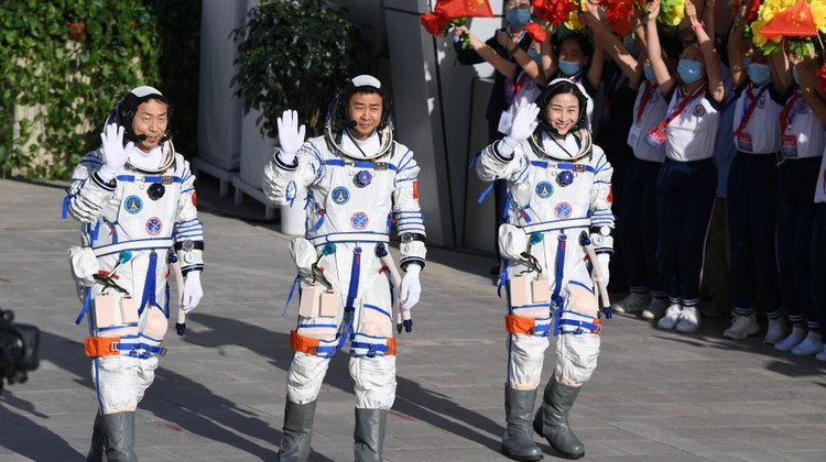 China Luncurkan 3 Astronot untuk Bangun Stasiun Luar Angkasa JIUQUAN, CHINA - JUNE 05: (L - R) Astronauts Cai Xuzhe, Liu Yang and Chen Dong of the Shenzhou XIV manned space mission attend a see-off ceremony at the Jiuquan Satellite Launch Center on June 5, 2022 in Jiuquan, Gansu Province of China. (Photo by VCG/VCG via Getty Images)