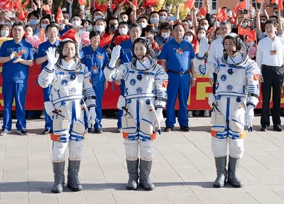 Momen Tiga Astronot Shenzhou XIV Menuju Stasiun Luar Angkasa