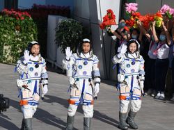 Momen Tiga Astronot Shenzhou XIV Menuju Stasiun Luar Angkasa