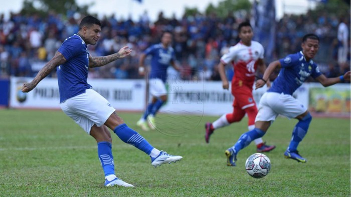 Ciro Alves dalam laga uji coba Persib Bandung vs Tanjong Pagar di Batam.