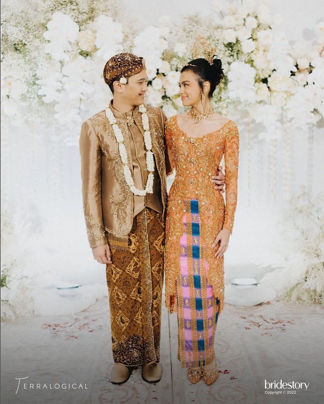 Setelah pemberkatan di gereja, Eva Celia dan Demas Narawangsa menjalani prosesi adat. Keduanya mengenakan baju tradisional sesuai daerah asal mereka, yakni Jawa Tengah dan Sulawesi Selatan. Foto: Instagram/@thebridestory & @terralogical
