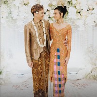 Setelah pemberkatan di gereja, Eva Celia dan Demas Narawangsa menjalani prosesi adat. Keduanya mengenakan baju tradisional sesuai daerah asal mereka, yakni Jawa Tengah dan Sulawesi Selatan. Foto: Instagram/@thebridestory & @terralogical