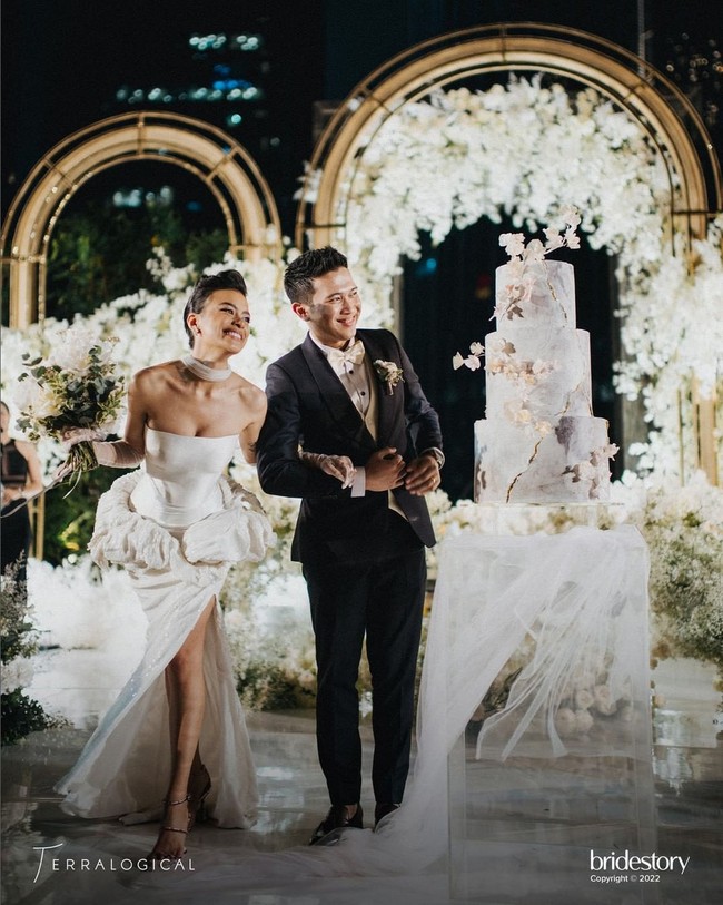 Untuk kamu yang sedang merencanakan pernikahan dan masih bingung dengan dekorasinya, bisa mengambil inspirasi dari pernikahan Eva Celia dan Demas Narawangsa. Tema serba putih memberi kesan indah, sakral sekaligus klasik. Foto: Instagram/@thebridestory & @terralogical