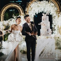 Untuk kamu yang sedang merencanakan pernikahan dan masih bingung dengan dekorasinya, bisa mengambil inspirasi dari pernikahan Eva Celia dan Demas Narawangsa. Tema serba putih memberi kesan indah, sakral sekaligus klasik. Foto: Instagram/@thebridestory & @terralogical