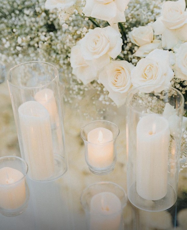 Dekorasi adat dibuat ‘netral’ dengan nuansa serba putih. Meskipun hanya satu warna, tetap terlihat indah karena permainan tekstur dari berbagai macam bunga yang digunakan mulai dari mawar putih, anggrek bulan hingga baby’s breath. Foto: Instagram/@thebridestory & @terralogical