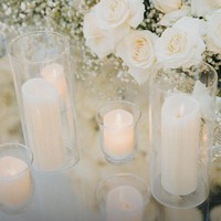 Dekorasi adat dibuat ‘netral’ dengan nuansa serba putih. Meskipun hanya satu warna, tetap terlihat indah karena permainan tekstur dari berbagai macam bunga yang digunakan mulai dari mawar putih, anggrek bulan hingga baby’s breath. Foto: Instagram/@thebridestory & @terralogical