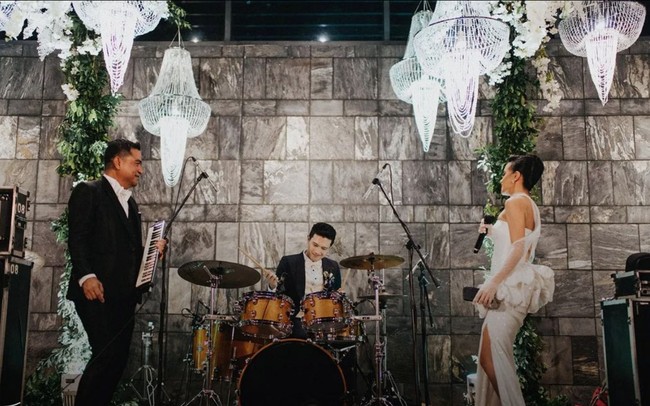 Terdapat pula sejumlah chandelier bergaya futuristik yang menambah kesan eklektik pada keseluruhan dekorasi. Foto: Instagram/@thebridestory & @terralogical
