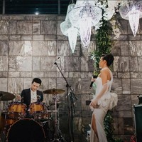Terdapat pula sejumlah chandelier bergaya futuristik yang menambah kesan eklektik pada keseluruhan dekorasi. Foto: Instagram/@thebridestory & @terralogical