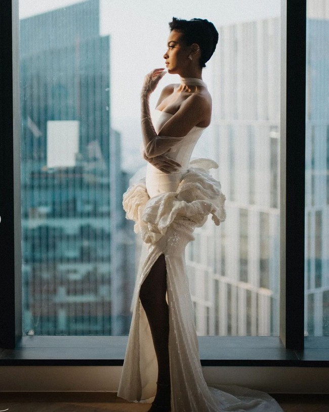 Gaun berdetail unik yang juga berwarna putih ini merupakan rancangan desainer Yogie Pratama. Foto: Instagram/@thebridestory & @terralogical