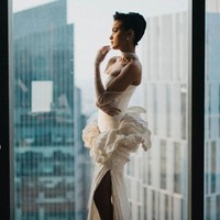 Gaun berdetail unik yang juga berwarna putih ini merupakan rancangan desainer Yogie Pratama. Foto: Instagram/@thebridestory & @terralogical