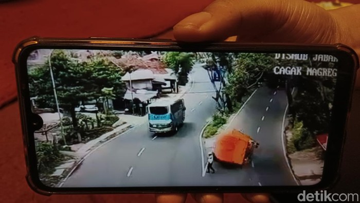 Detik-detik anggota Polresta Bandung nyaris tertabrak truk oleng di Jalan Nagreg