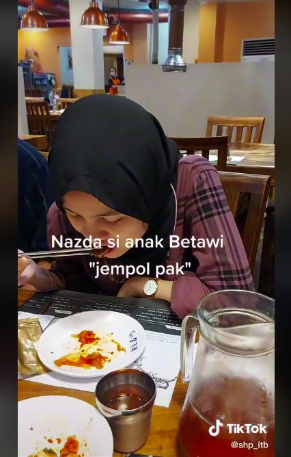 Dosen traktir makan mahasiswa