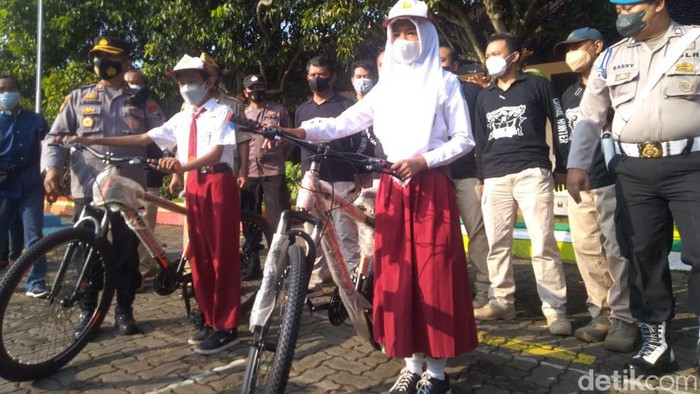 Dua siswa SDN Sadeng 02 mendapat hadiah sepeda dari Polrestabes Semarang karena berjasa membongkar kejahatan.
