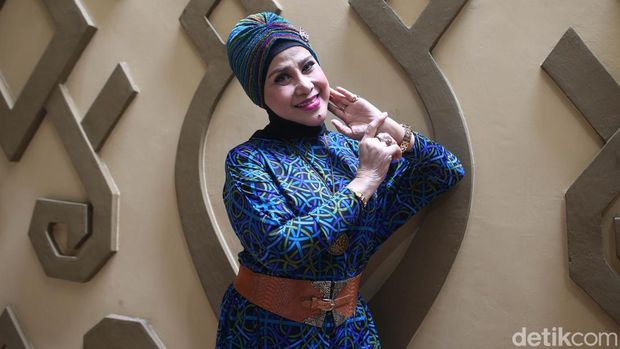 Penyanyi legendaris Indonesia, Elvy Sukaesih, berpose saat wawancara di Jakarta, Minggu (5/6/2022).
