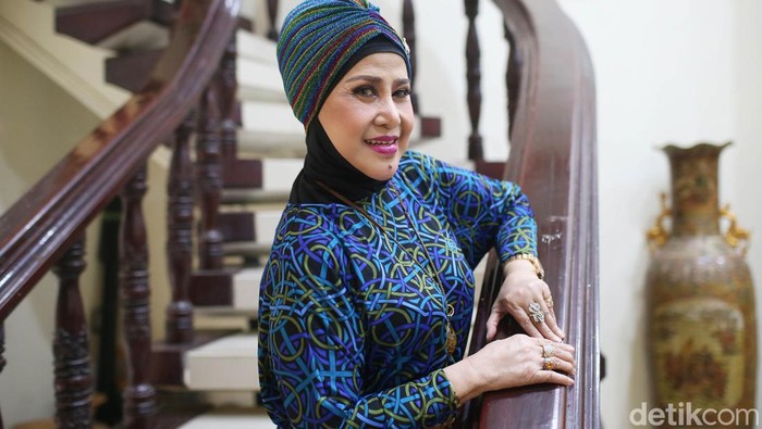 Penyanyi legendaris Indonesia, Elvy Sukaesih, berpose saat wawancara di Jakarta, Minggu (5/6/2022).