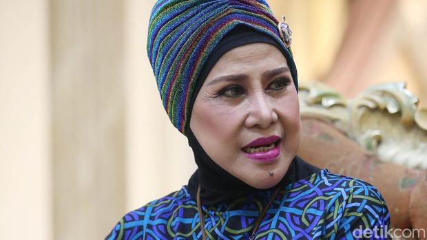 Elvy Sukaesih Penyanyi legendaris Indonesia, Elvy Sukaesih, berpose saat wawancara di Jakarta, Minggu (5/6/2022).