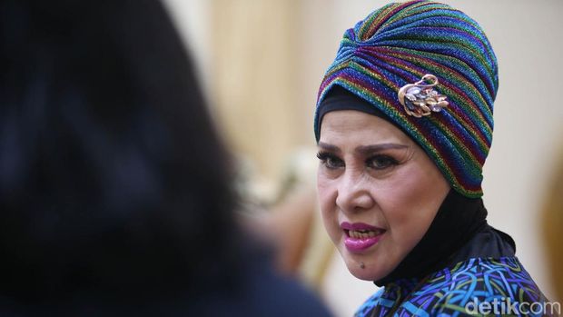Elvy Sukaesih Penyanyi legendaris Indonesia, Elvy Sukaesih, berpose saat wawancara di Jakarta, Minggu (5/6/2022).