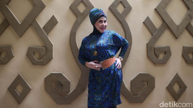 Penyanyi legendaris Indonesia, Elvy Sukaesih, berpose saat wawancara di Jakarta, Minggu (5/6/2022).