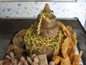 Mantap! Bakso Tumpeng Ulang Tahun Isi Pangsit hingga Tetelan Gurih