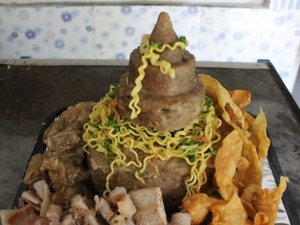 Mantap! Bakso Tumpeng Ulang Tahun Isi Pangsit hingga Tetelan Gurih