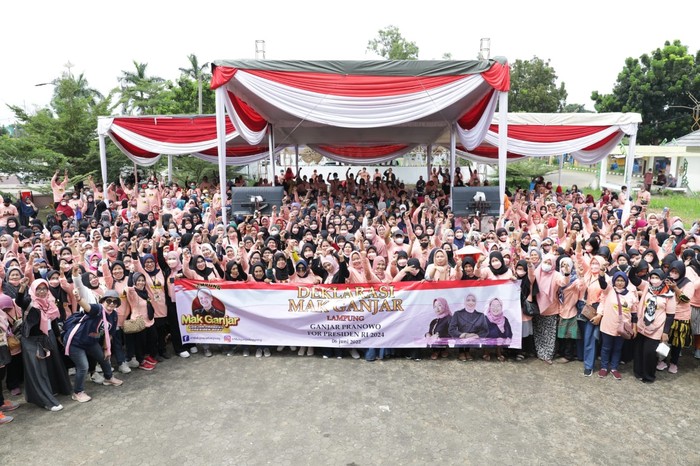Gubernur Jawa Tengah Ganjar Pranowo mendapat dukungan dari sejumlah emak-emak yang tergabung dalam Mak Ganjar Provinsi Lampung untuk maju di Pilpres 2024. Ganjar dinilai sebagai pemimpin yang mampu mengapresiasi kinerja perempuan, serta bisa menyerap aspirasi perempuan, khususnya kaum emak-emak.