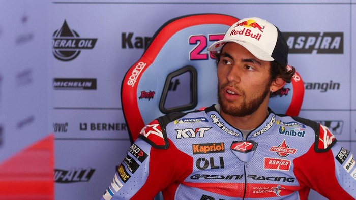 BARCELONA, SPAIN - JUNE 04: Enea Bastianini of Italy and Gresini Racing MotoGP looks on at Circuit de Barcelona-Catalunya on June 04, 2022 in Barcelona, Spain. (Photo by Eric Alonso/Getty Images)