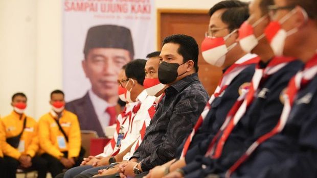 Erick Thohir saat melepas 285 PMI ke Korea Selatan (Korsel) bersama Kepala BP2MI Benny Rhamdani di Jakarta, Senin (6/6/2022). (Dok: BUMN)
