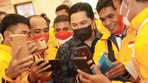 Erick Thohir saat melepas 285 PMI ke Korea Selatan (Korsel) bersama Kepala BP2MI Benny Rhamdani di Jakarta, Senin (6/6/2022). (Dok: BUMN)