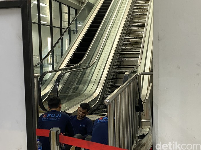 Eskalator di Stasiun Manggarai sudah ada yang beroperasi kembali namun masih ada yang diperbaiki. (Annisa Rizky Fadhila/detikcom)