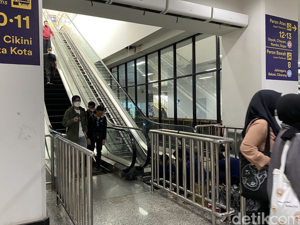Eskalator di Stasiun Manggarai sudah ada yang beroperasi kembali namun masih ada yang diperbaiki. (Annisa Rizky Fadhila/detikcom)
