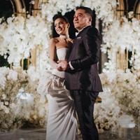 Dekorasi untuk resepsi yang digelar di Hotel The Langham pun bernuansa serba putih. Kesan mewah terpancar lewat kubah emas sebagai ‘kerangka’ rangkaian bunga. Foto: Instagram @thebridestory