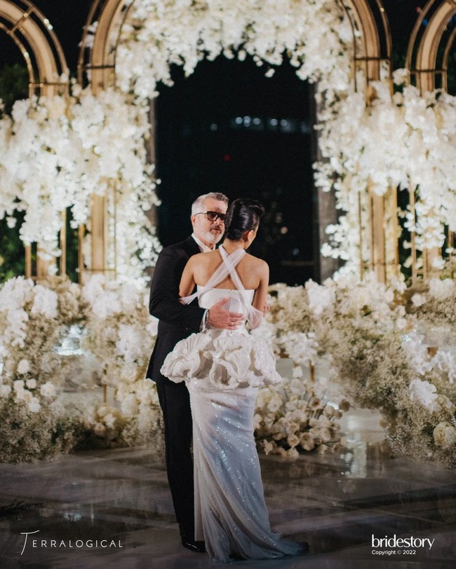 Sementara itu, sang mempelai wanita, Eva Celia, tampil dengan gaya Hollywood Glamour mengenakan gaun strapless berdetail peplum pada bagian pinggang. Foto: Instagram @thebridestory