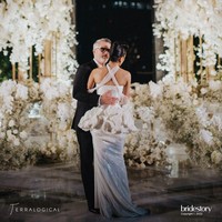 Sementara itu, sang mempelai wanita, Eva Celia, tampil dengan gaya Hollywood Glamour mengenakan gaun strapless berdetail peplum pada bagian pinggang. Foto: Instagram @thebridestory