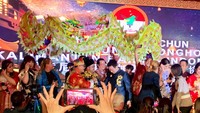 Selain itu Festival Bakcang juga untuk mengenang nilai-nilai kepemimpinan yang setia kepada rakyat. Dikisahkan Qu Yuan seorang menteri di negara Chu yang karena dedikasinya yang besar kepada rakyat, kemudian dihasut oleh keluarga kerajaan sehingga dipecat dan diusir dari negaranya. Melihat kondisi negaranya yang semakin korup dan kacau, ia kemudian bunuh diri dengan melompat ke Sungai Miluo. 
