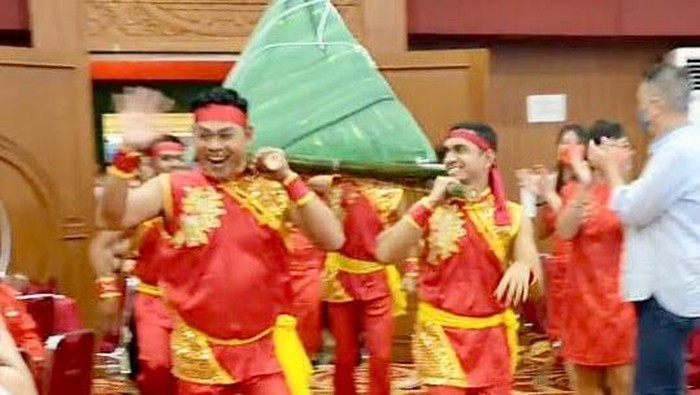 Perhimpunan Tionghoa Kalbar Indonesia (PTKI) menggelar Festival Bakcang sebagai bentuk saling rangkul, silaturahmi dan persaudaraan. Seperti apa keseruannya?