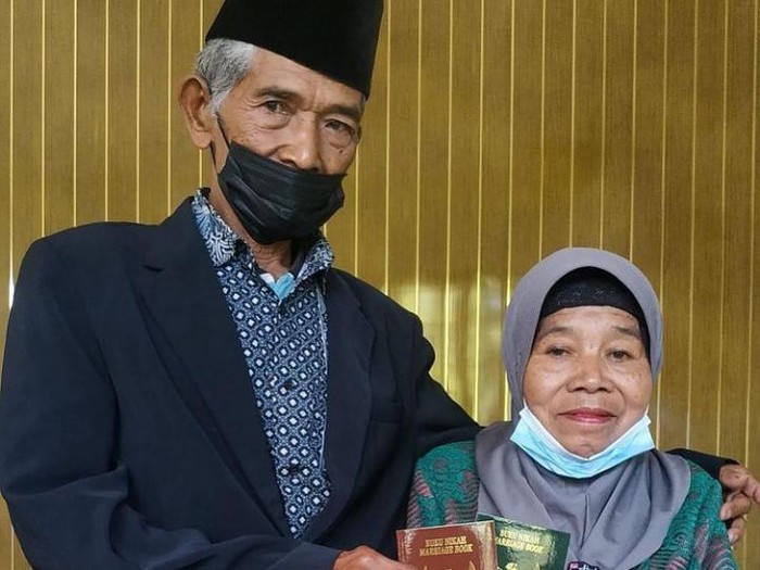 Foto nikah kakek 93 tahun dan nenek 71 tahun di Klaten (3/6/2022).