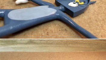 Wajah Tom jadi gepeng tertimpa batu. Foto: Twitter/@inouetable