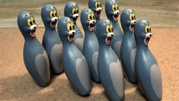 Si Tom yang jadi pin bowling. Jadi Foto: Twitter/@inouetable