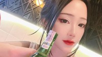 Soju khas Korea Selatan menjadi minuman favorit Baby Jill. Bersantai di bar, dirinya memamerkan sebotol soju dengan varian original. Foto: Instagram/deejay_babyjill