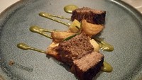 Salah satu menu yang disajikan oleh chef Sean McDougall adalah smoked black pepper brisket yag dipadukan dengan emulsi dari saus chimichurri. Perpaduan rasanya cukup unik. Foto: dokumentasi MLA