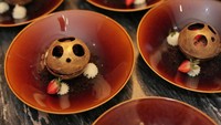 Sebagai menu penutupnya, chef Sean McDougal menyajikan hidangan yang terbuat dari dark cokelat bernama Bittersweet Chocolate Dome yang dilengkapi dengan pisang sale fudge yang unik. Sajian ini cocok untuk mencuci mulut setelah puas makan daging. Foto: dokumentasi MLA