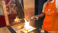 Untuk penggemar makanan gurih tak perlu khawatir. Ada Gamchi Double Mozza (Rp 34.000) yang rasanya mirip seperti pizza. Menu satu ini bisa dibilang yang paling laris. Karena disajikan dengan saus tomat berisi daging sapi cincang yang asam segar. Foto: detikFood